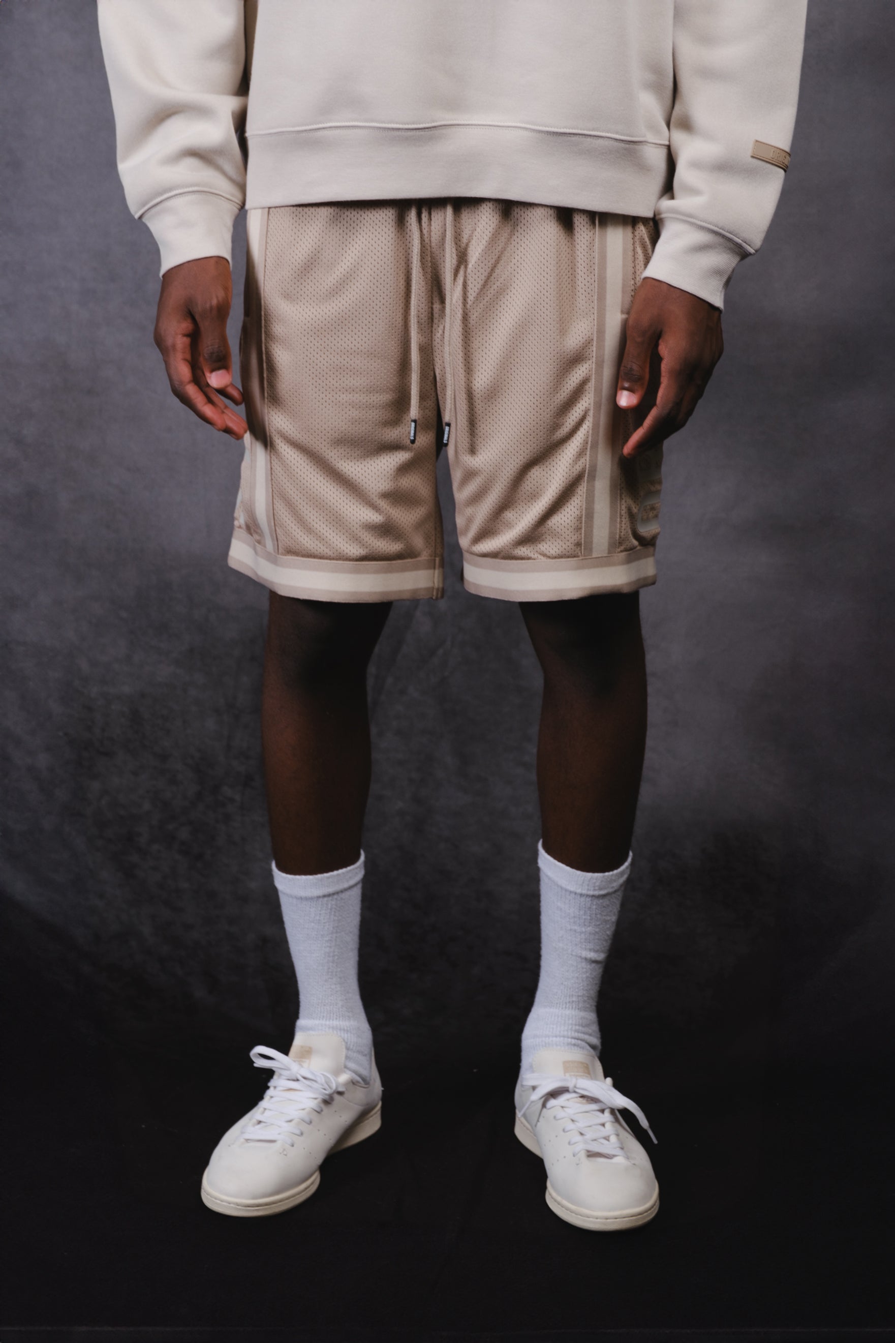 Men’s paneled basketball shorts with elastic waist 
#color_pumice-stone