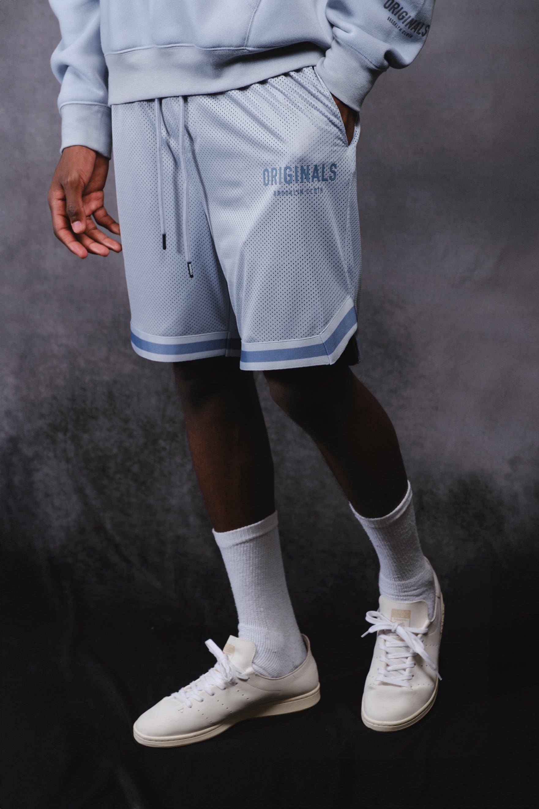 Retro-style mesh shorts for men with Originals logo detail
#color_quarry