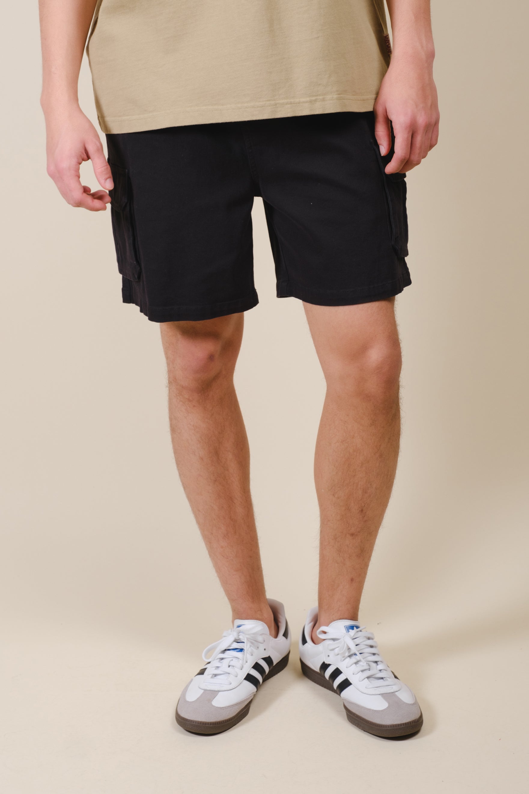 Comfortable washed twill cargo shorts
#color_black
