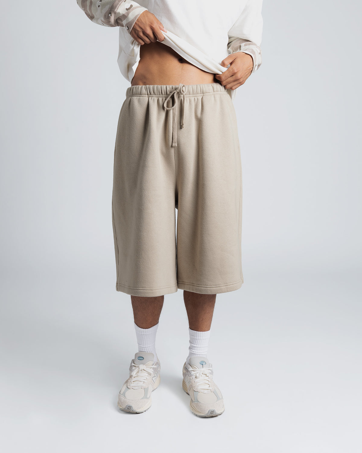 Oversized Sweatshort in Pumice stone