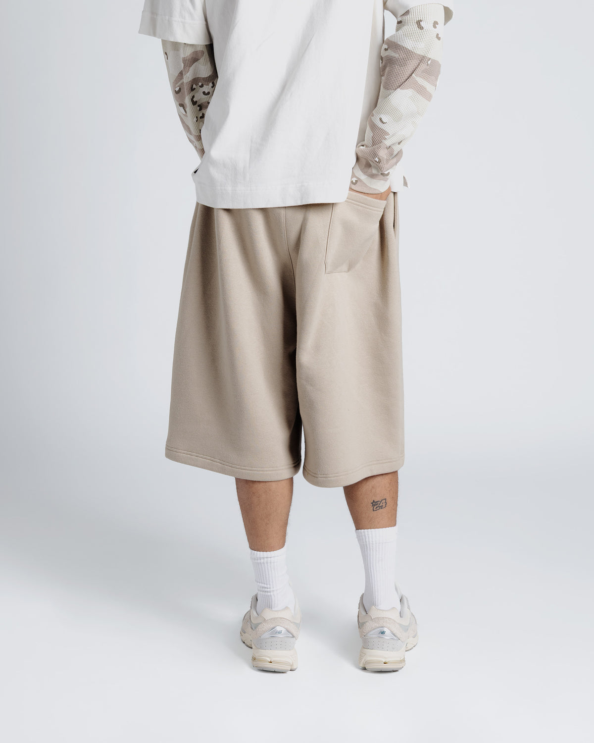 Oversized Sweatshort in Pumice stone
