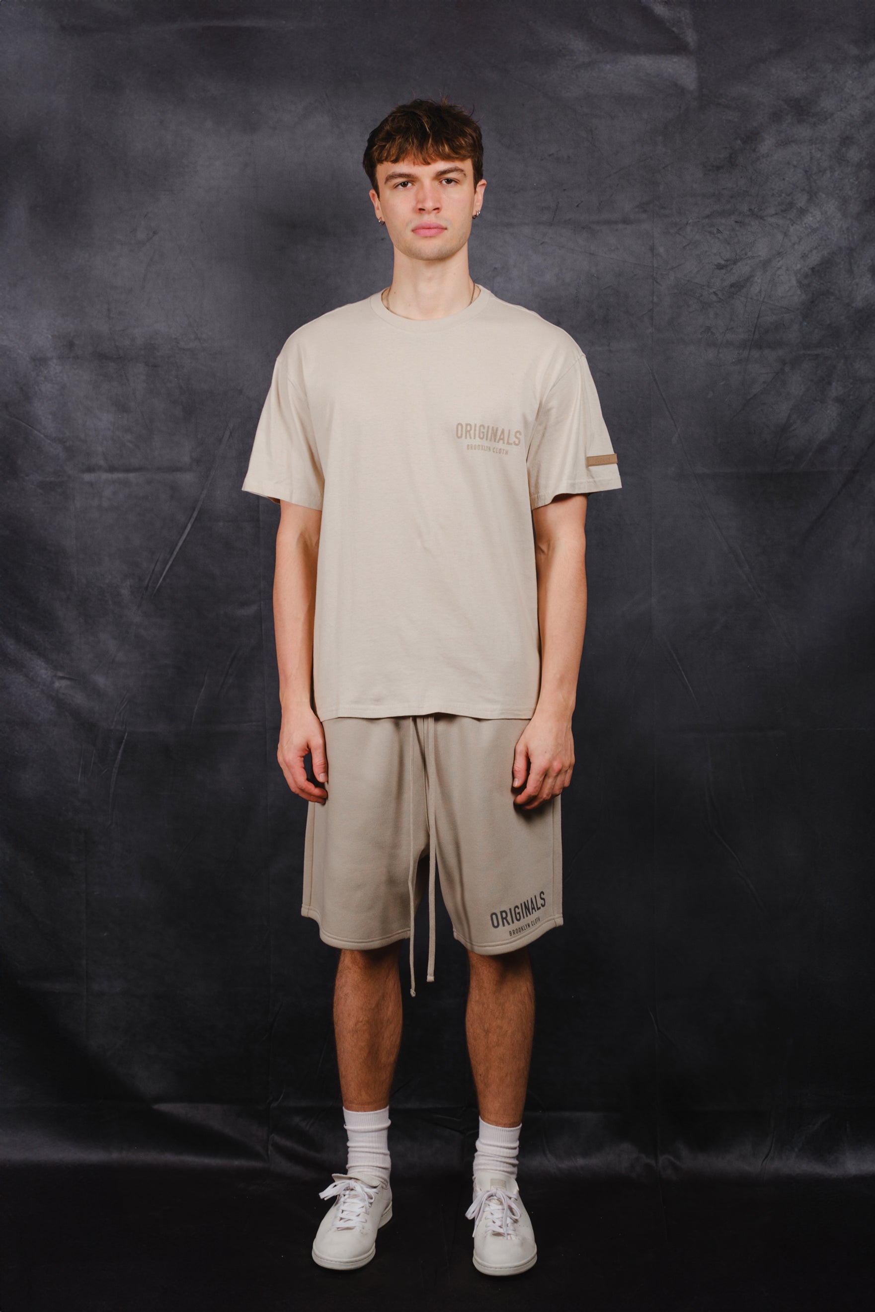 Men’s relaxed Originals Tee with flocked front design, soft jersey feel
#color_pumice stone