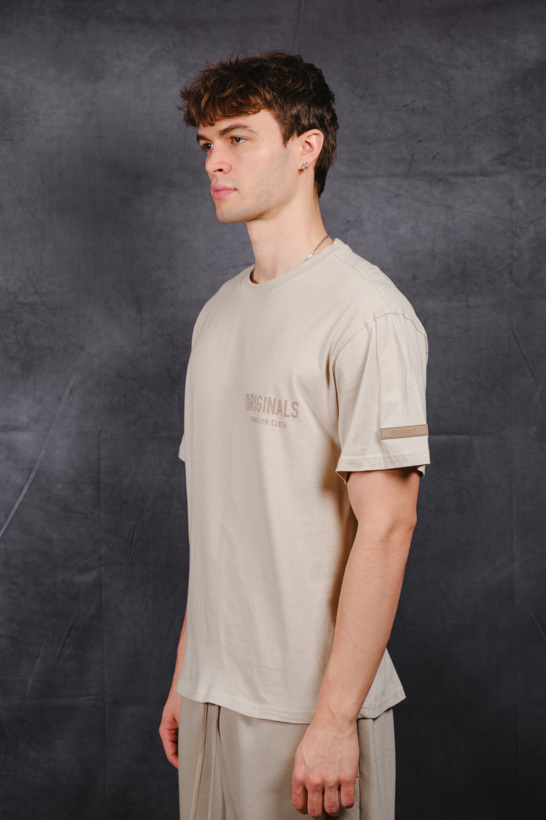 Casual fit Originals Front Flock Tee with stylish flocked chest print
#color_pumice stone