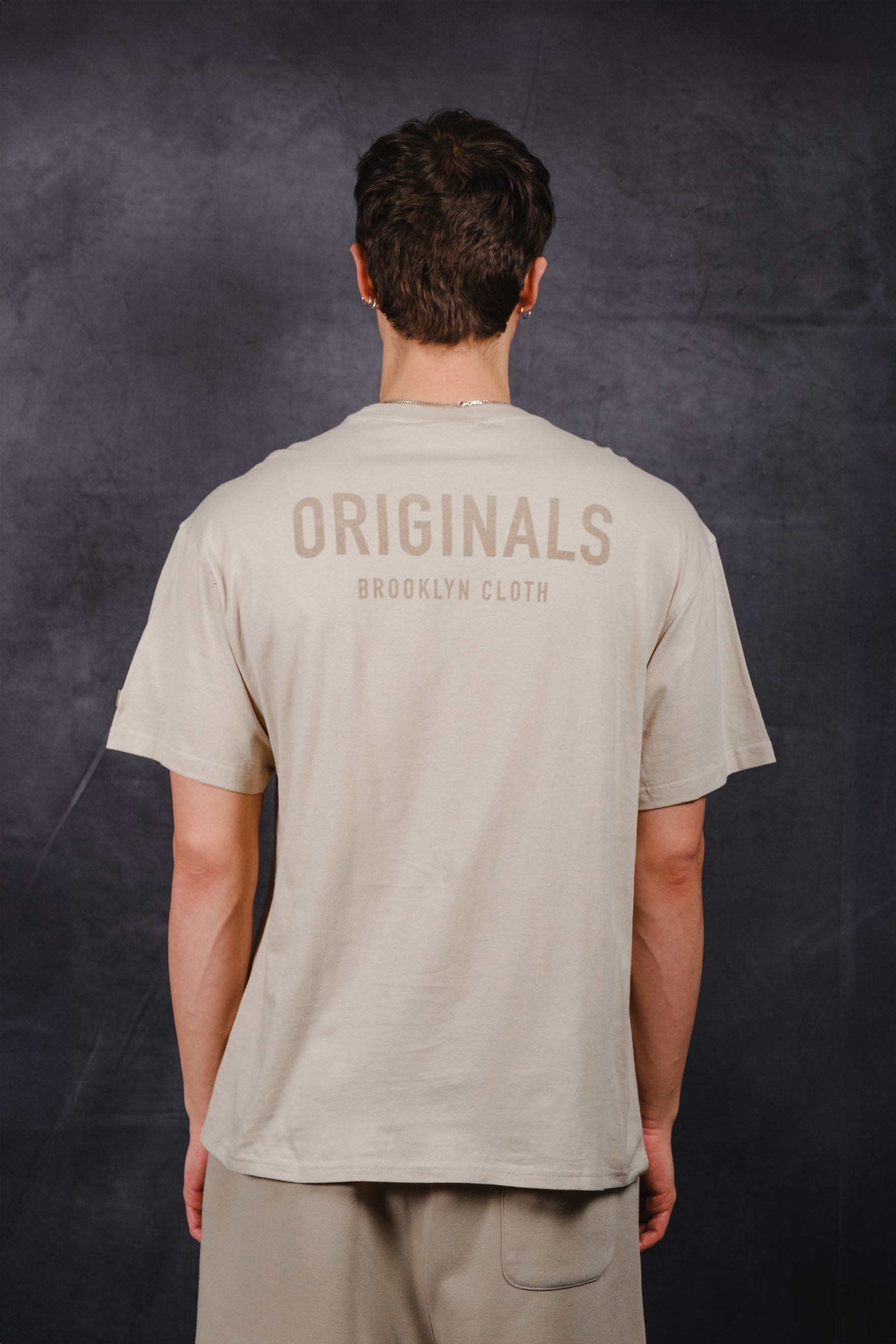Front flock print Originals Tee with soft cotton blend fabric, relaxed fit
#color_pumice stone