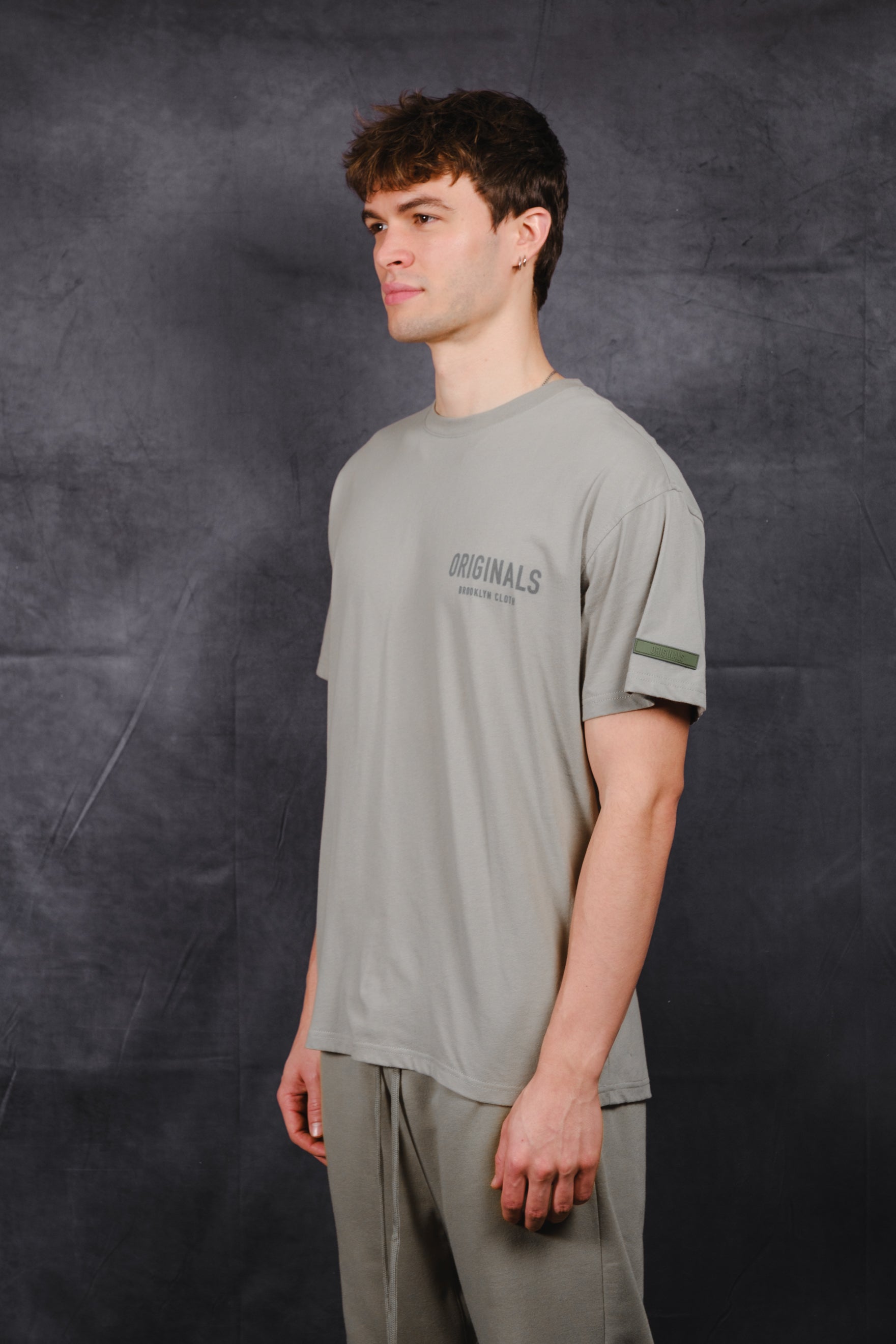 Casual crew neck Originals Tee with flocked front design, relaxed fit
#color_sage