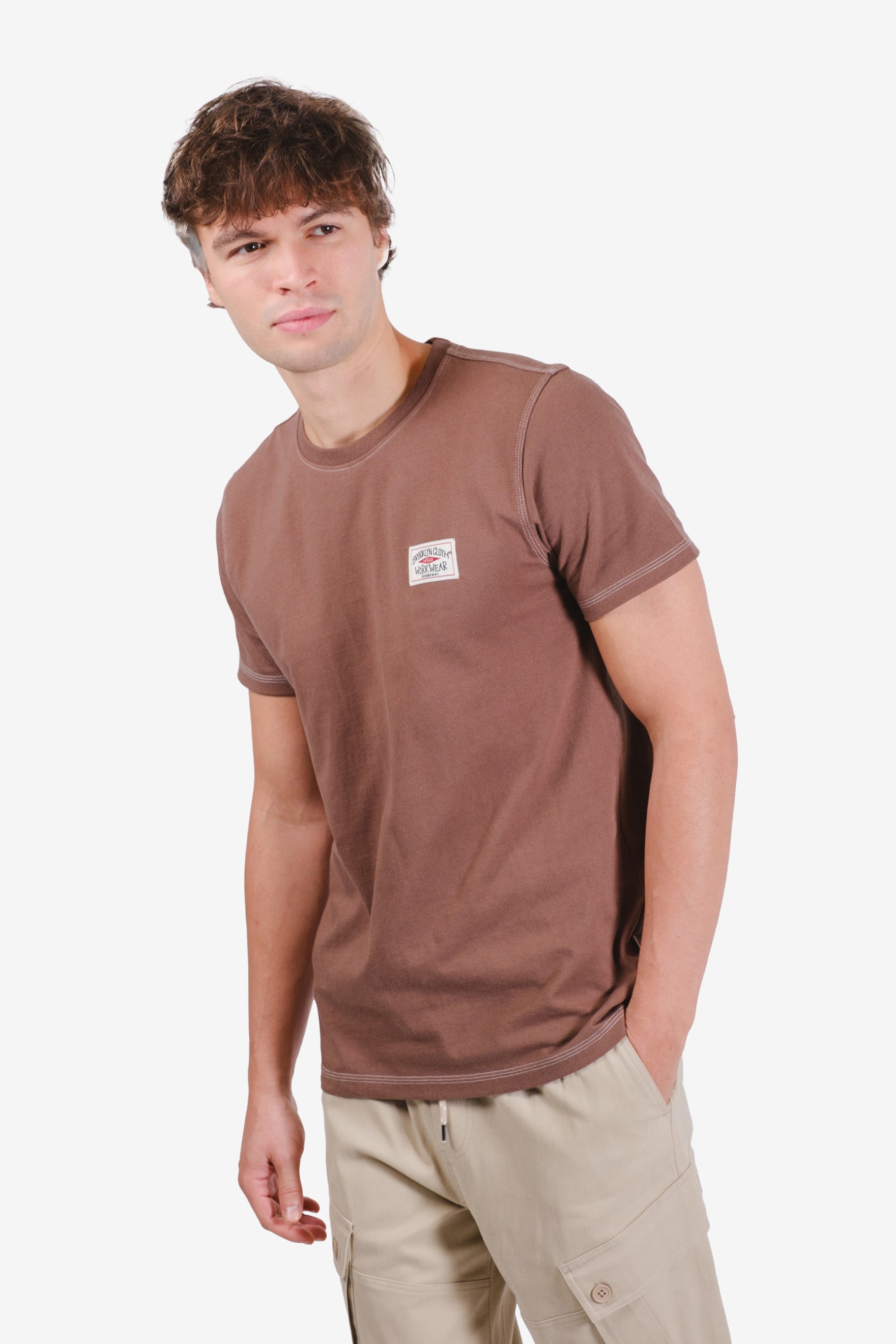 Casual crewneck with contrast stitching and oversized fit.
#color_brown