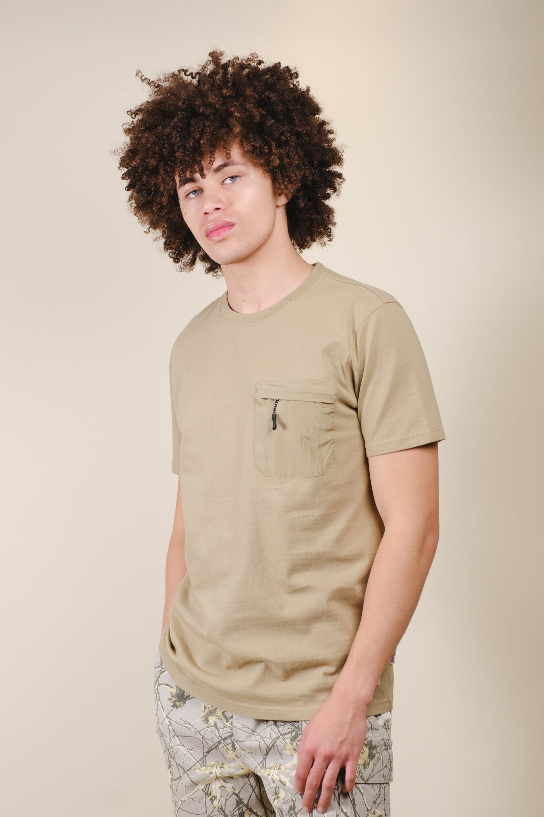 Relaxed fit short sleeve t-shirt with zipper pocket 
#color_olive