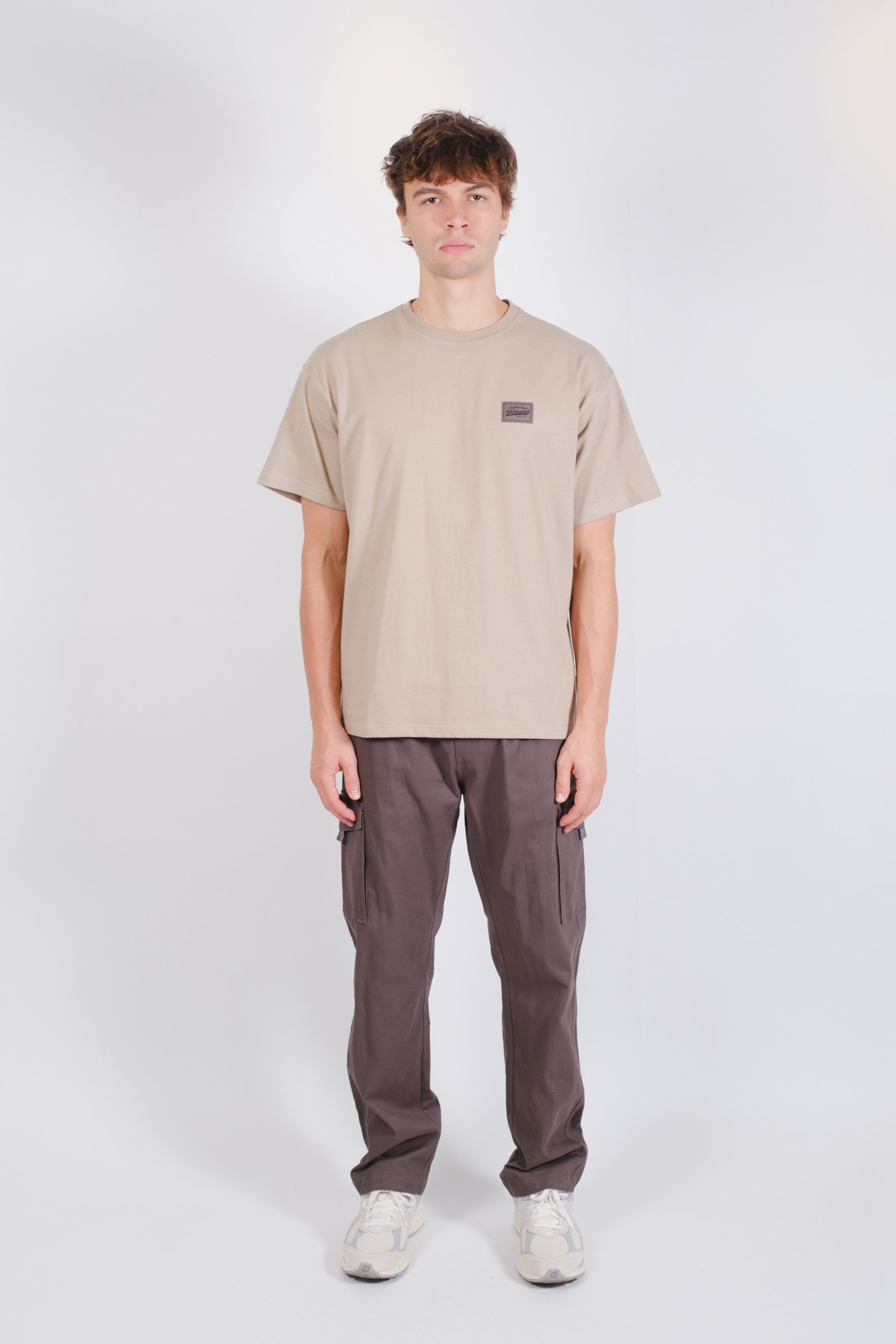 Workwear tee with back graphic and short sleeves.
#color_pumice stone_
