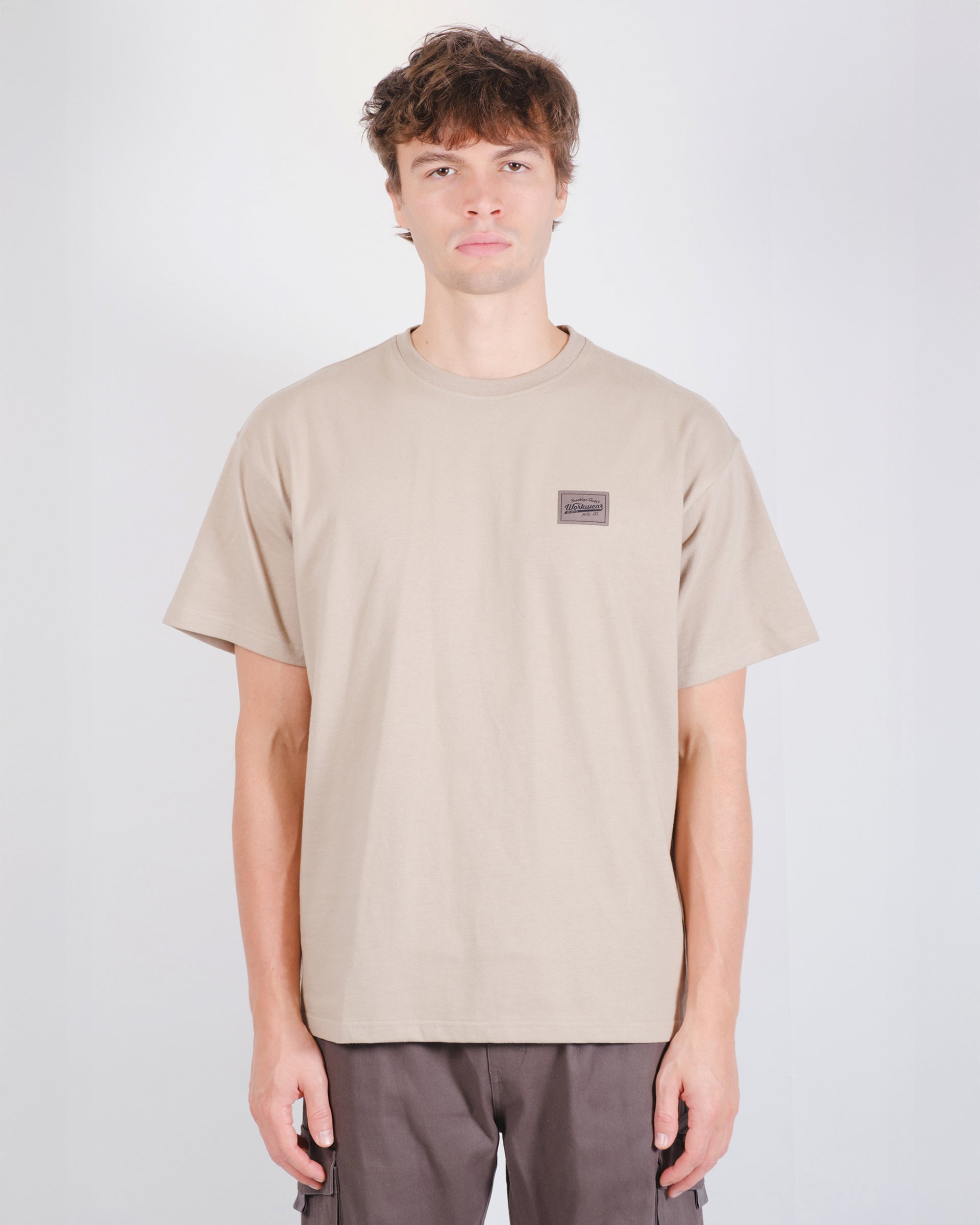 Men’s workwear tee with bold back graphic and classic fit
#color_pumice-stone