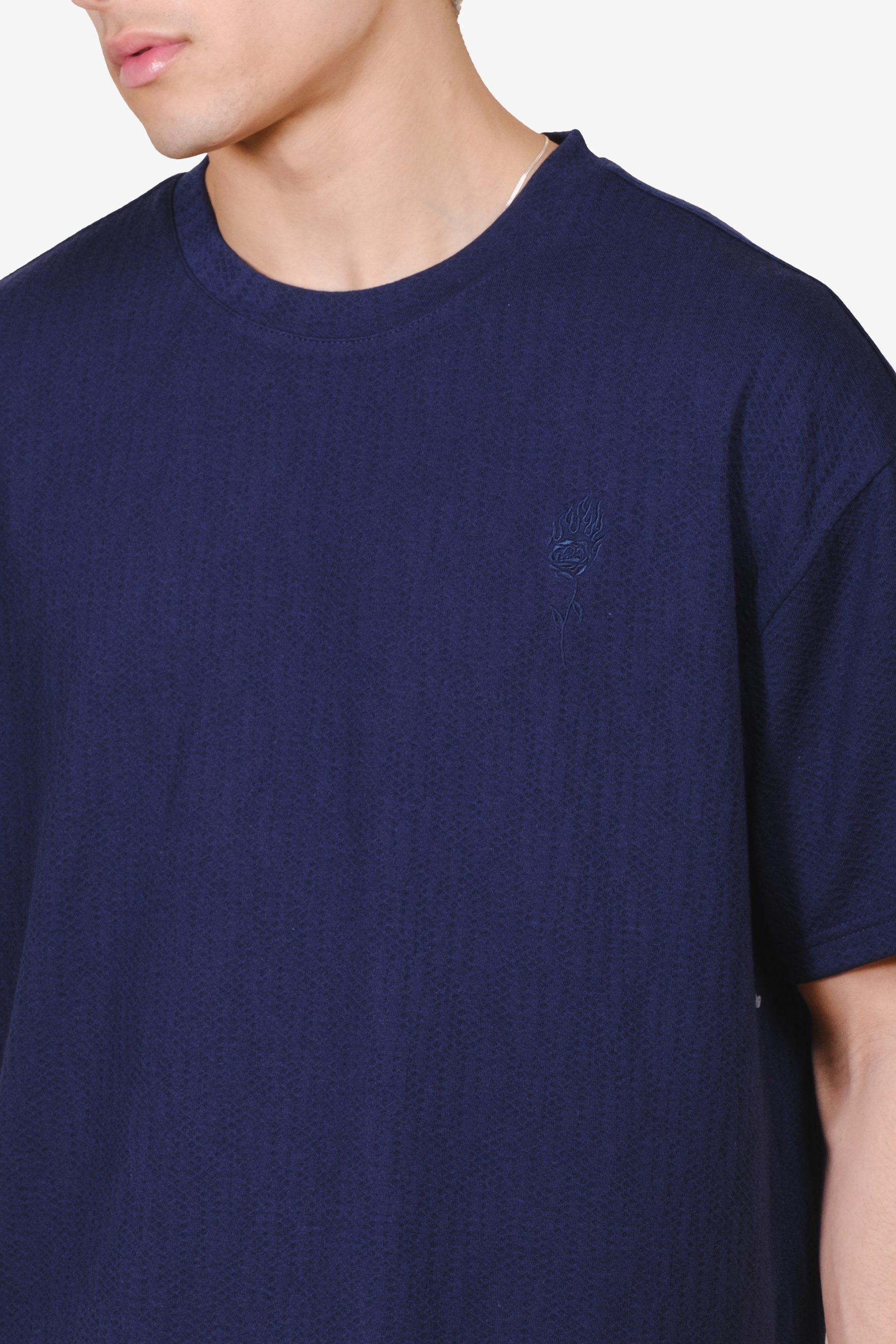 Men's essential vertical cross embroidered tee
#color_french navy