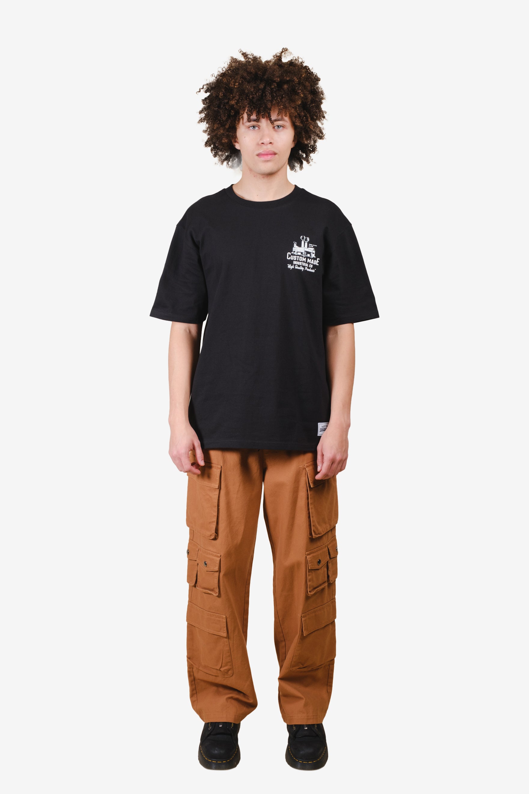 Mens boxy cut premium t-shirt with artwork and logo patch 
#color_black 