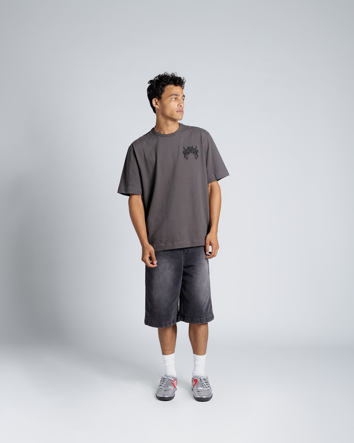 Midnight Embroidery Tee in Dark grey