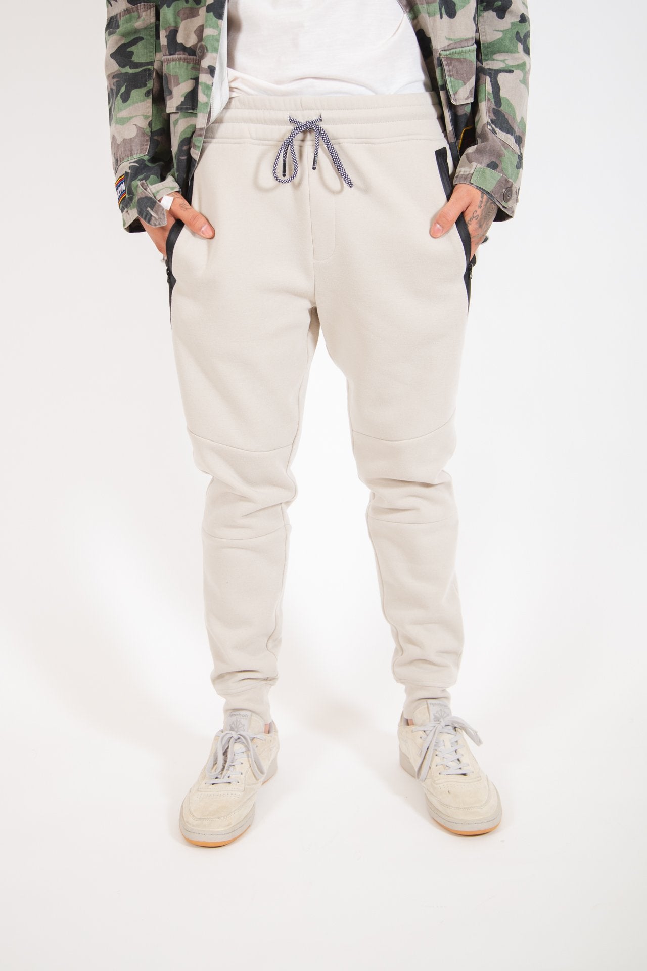 Men's fleece jogger pants with comfortable diagonal heat-sealed pockets
#color_sand