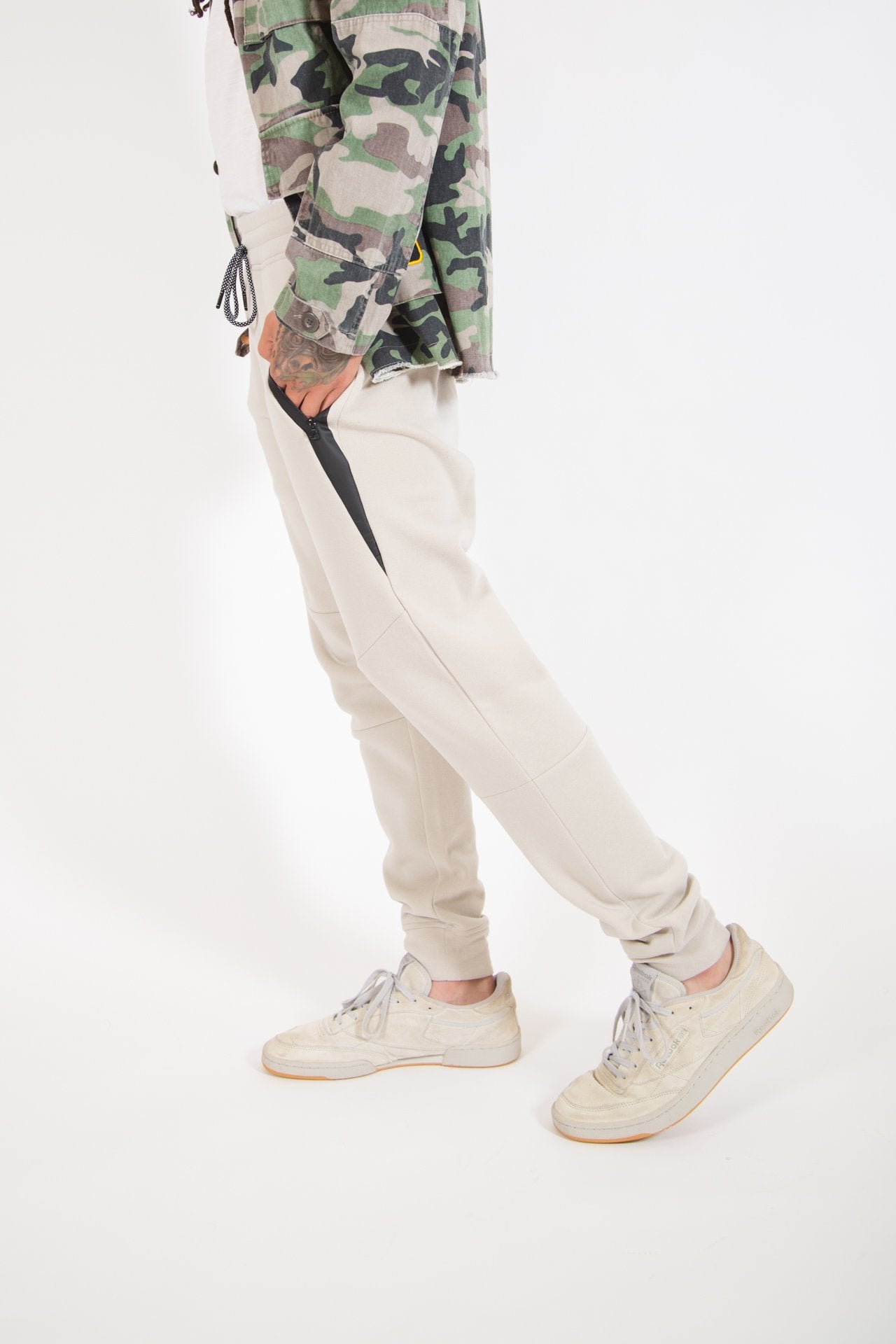 Diagonal heat seal pocket jogger pants in fleece
#color_sand