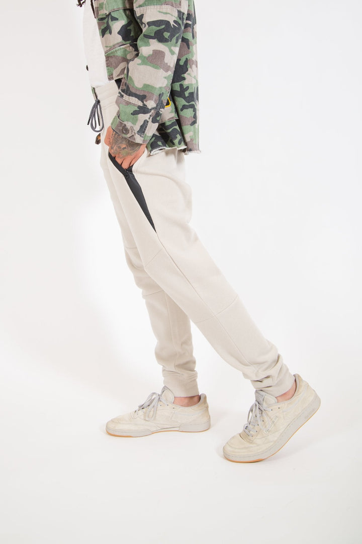 Diagonal heat-seal pocket jogger pants in fleece
#color_sand