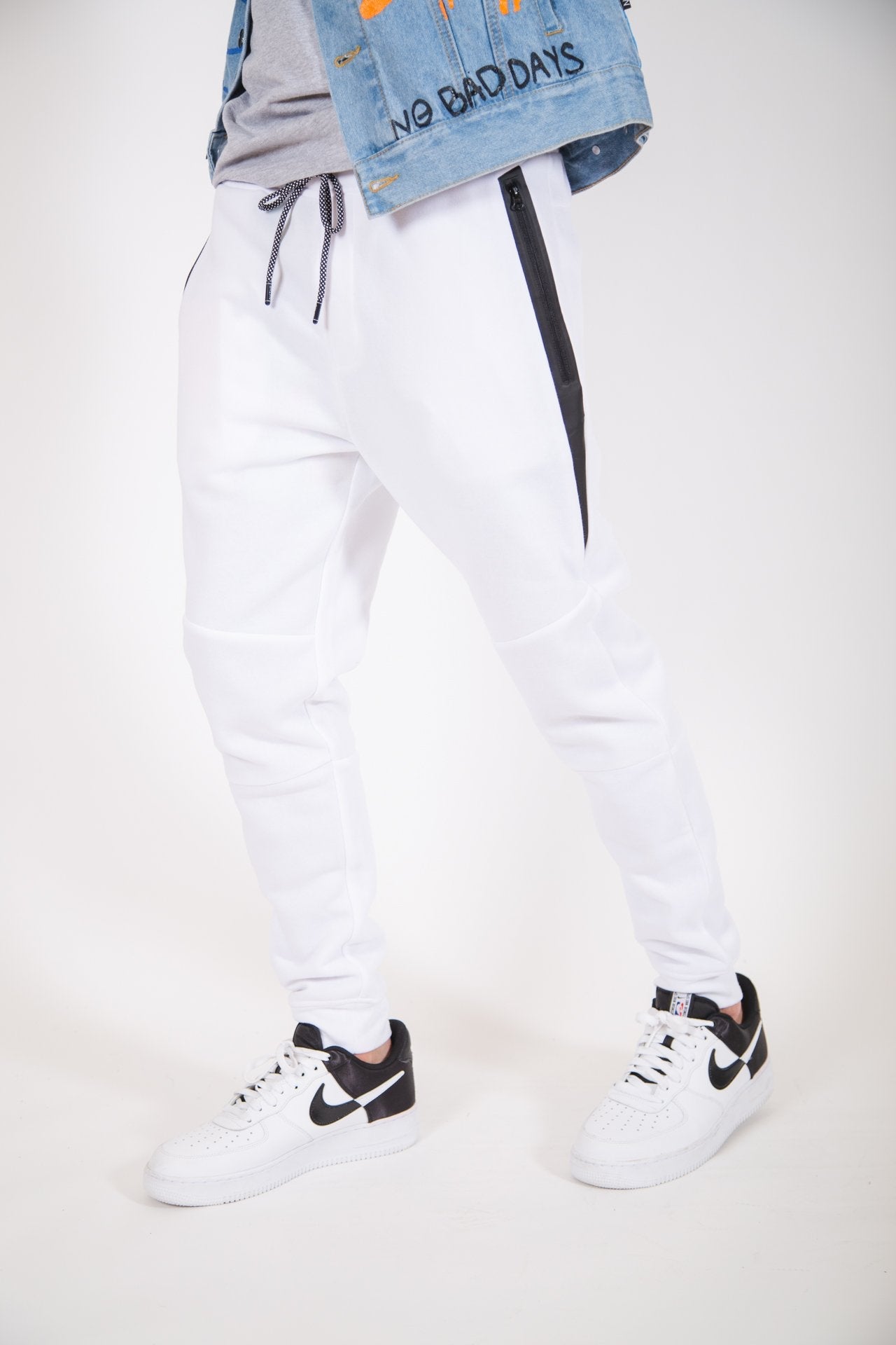 Heat sealed diagonal pocket fleece jogger in white, men's tapered fit
#color_white 