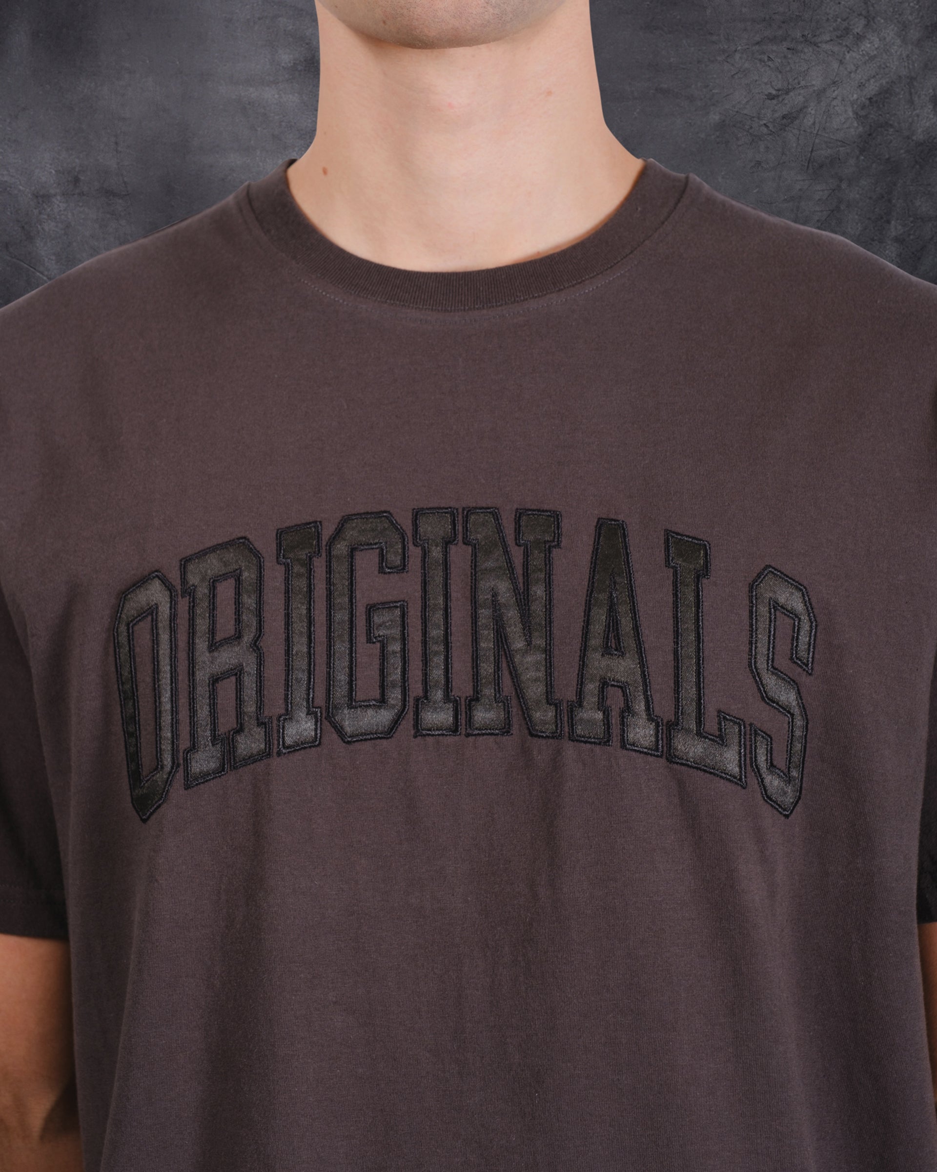 Casual Originals Tee with satin applique detail on chest
#color_dusty-black