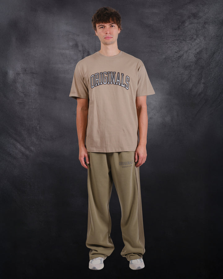 Soft cotton crew neck tee with bold satin applique logo design
#color_pumice-stone