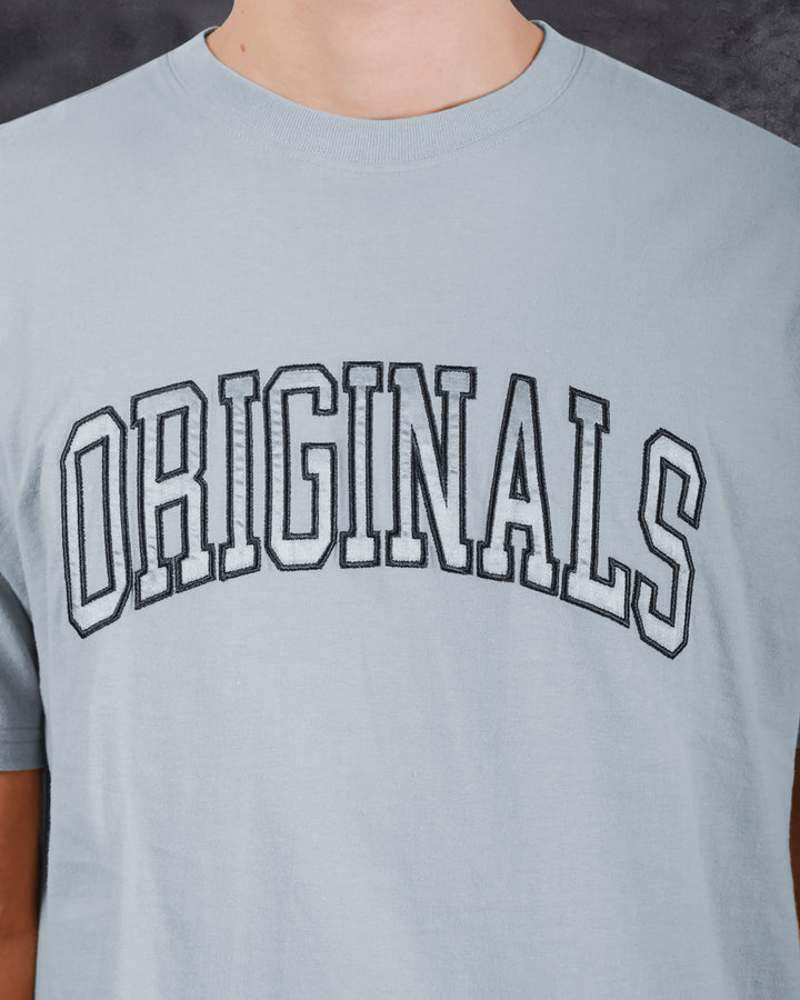 Men’s casual tee with satin applique logo
#color_quarry