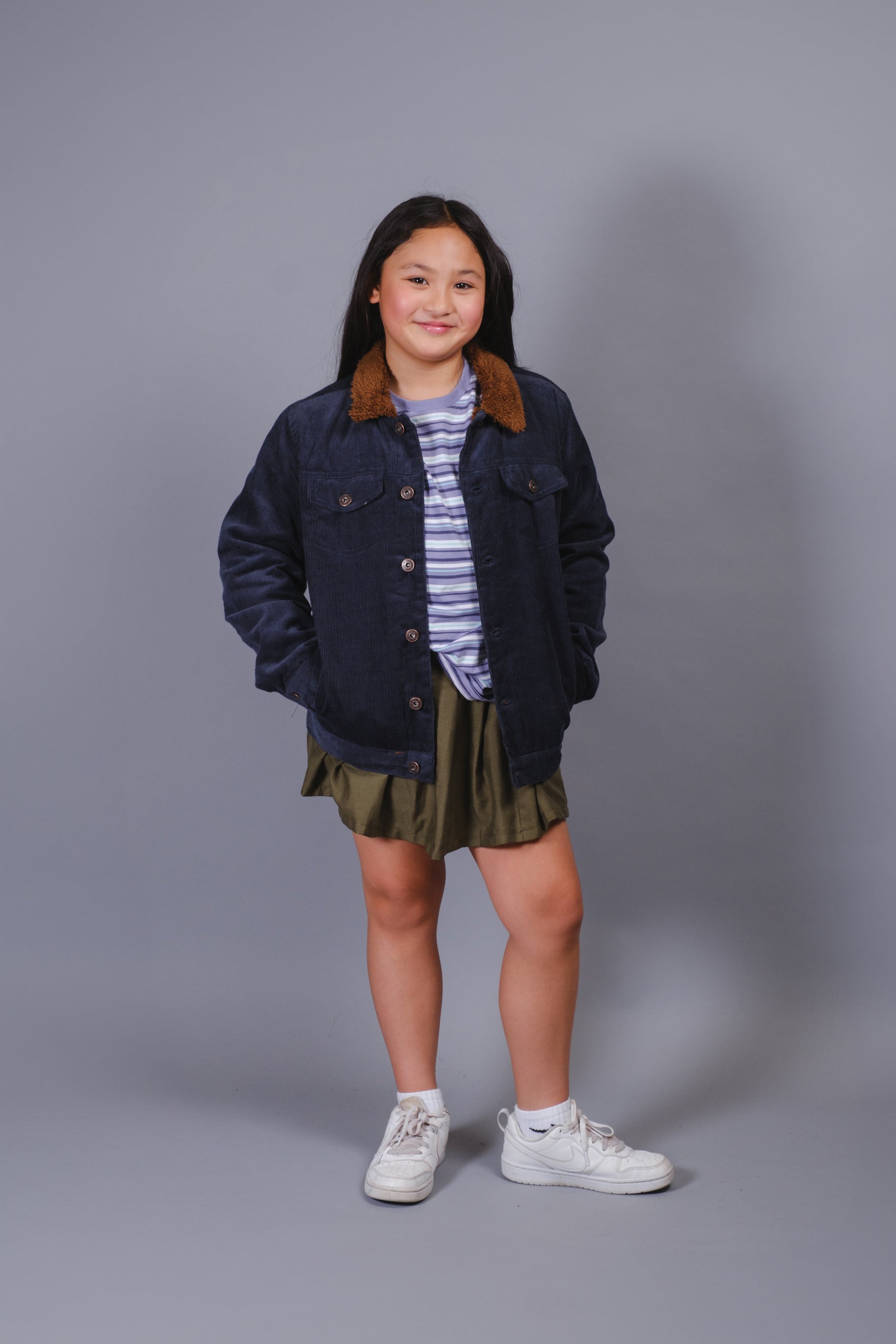 Kids warm trucker jacket with corduroy fabric and sherpa lining.
#color_navy