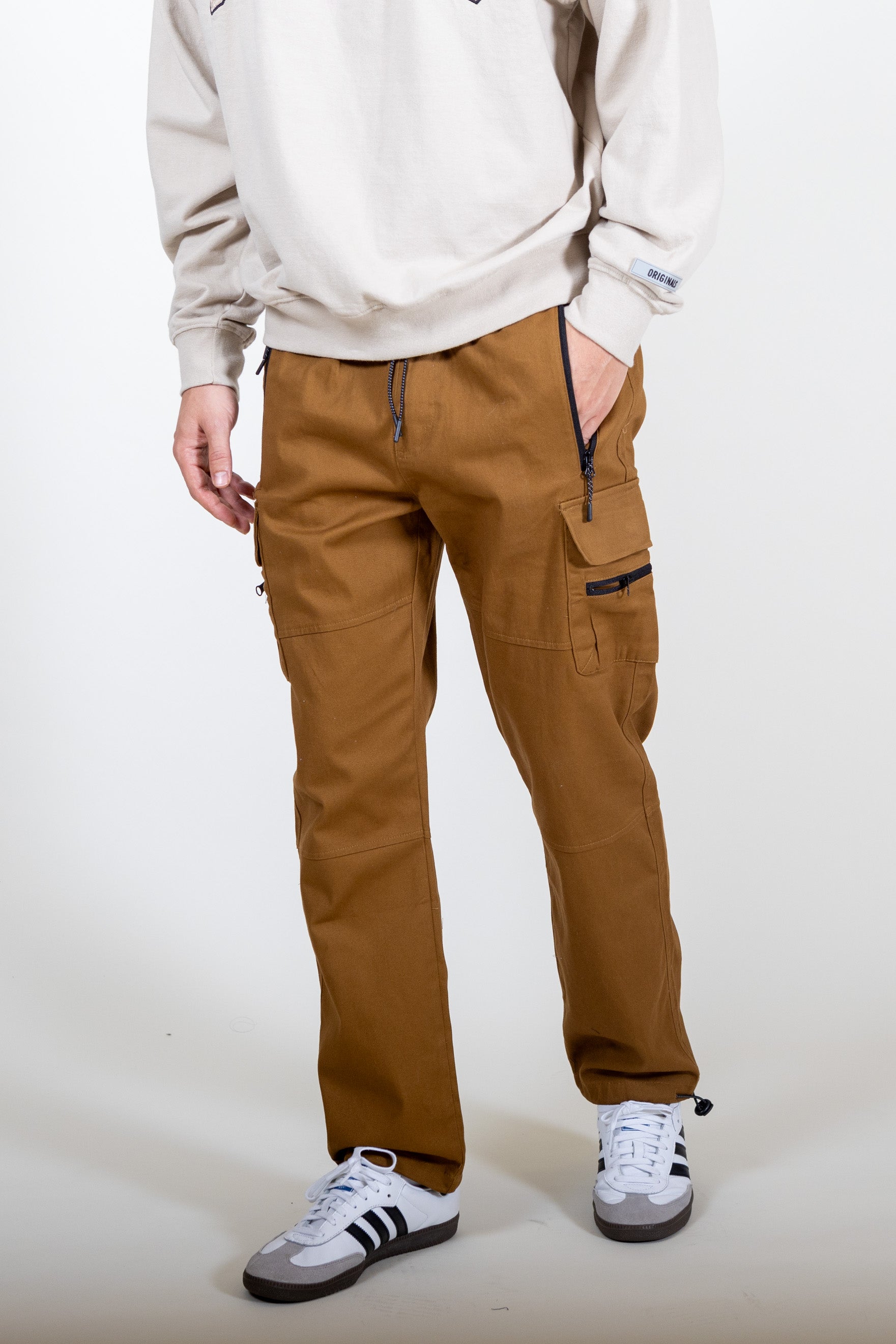 Men's Stretch twill zip pocket pants in the color tobacco with contrast zippers and leg pockets on each side
#color_tobacco