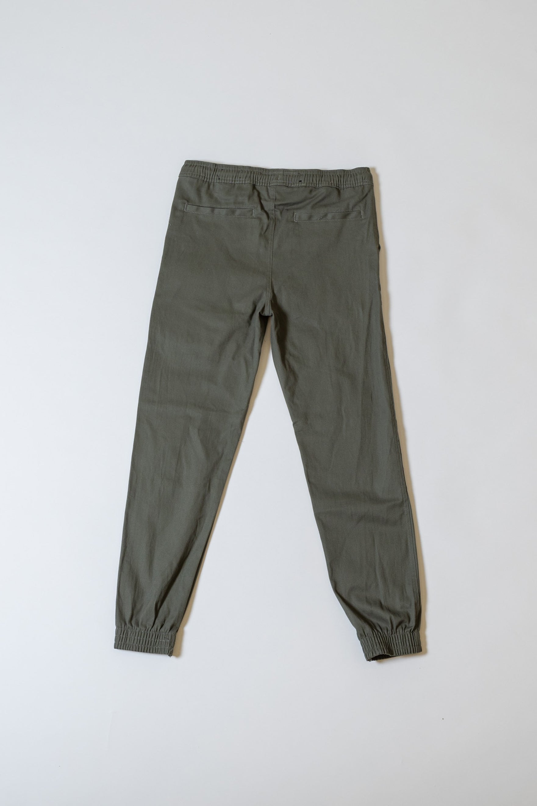 Twill cargo jogger pants for kids with diagonal zip pockets
#color_olive