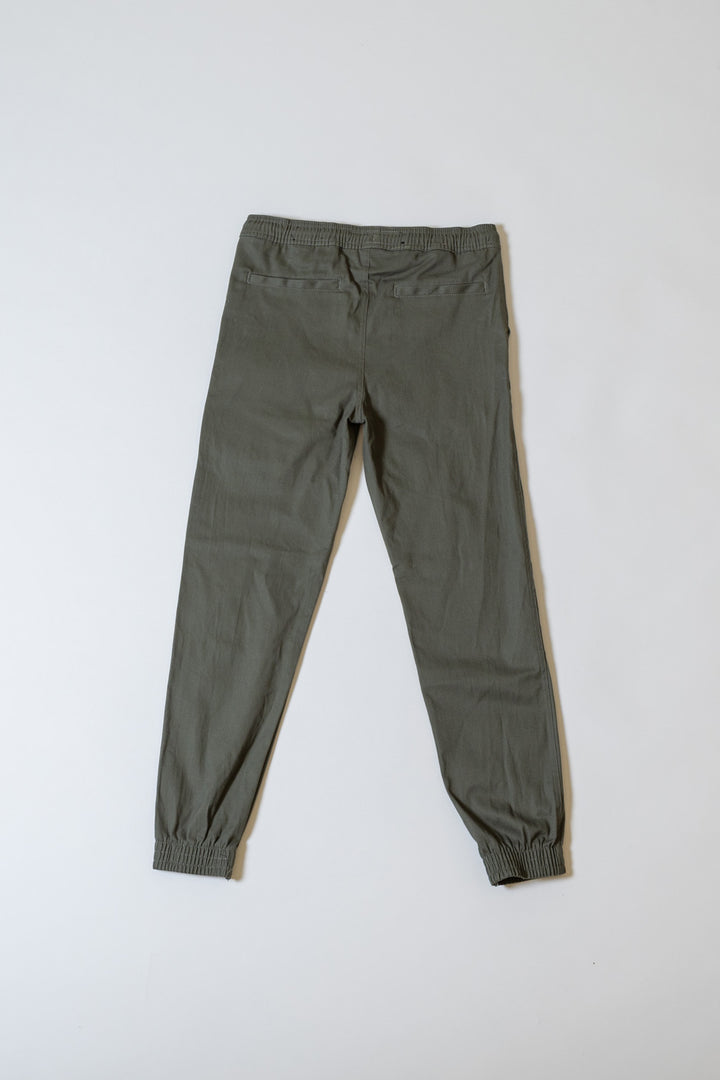 Twill cargo jogger pants for kids with diagonal zip pockets
#color_olive