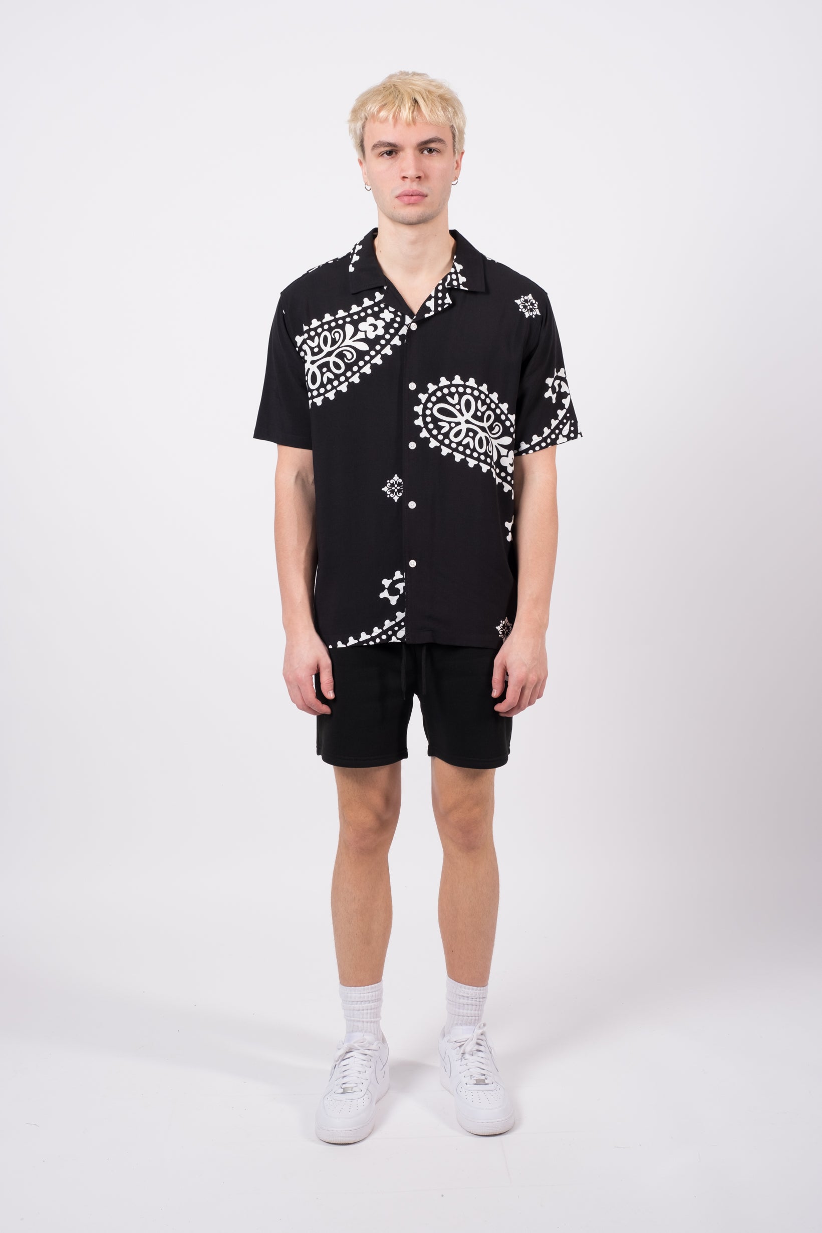 5 inch inseam zip pocket shorts for men made from polyester and spandex
#color_black and white