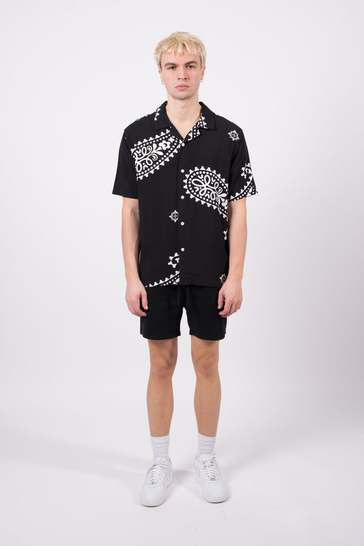 5-inch inseam zip pocket shorts for men made from polyester and spandex
#color_black-and-white